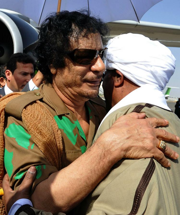 benægtelse. Libyens præsident Moamar Gaddafi benægter i et helt nyt interview, at opstanden mod ham er nået til Tripoli. 