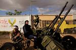 Forsvar. Oprørere bemander et luftværnsbatteri ved luftbasen ved Benghazi. 