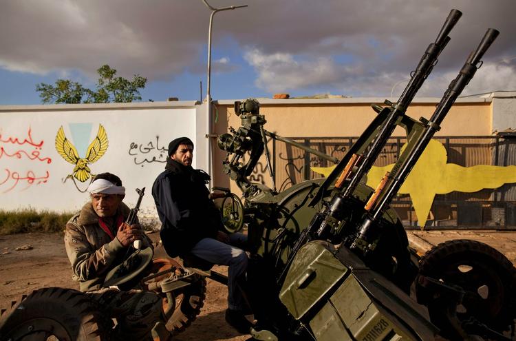 Forsvar. Oprørere bemander et luftværnsbatteri ved luftbasen ved Benghazi. 