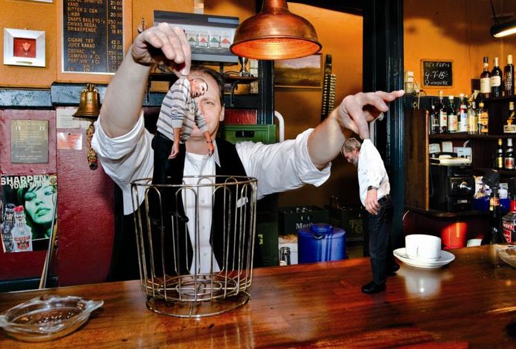 Photoshoppet. Det tager mange timer at konstruere de billeder, der former sig inde i Kurt Løfquists hoved. 