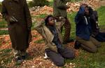 Lejesoldater. Libyske oprørere i den østlige del af landet holder sorte afrikanere op, som de mistænker for at være lejesoldater. 