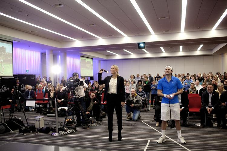 gimmick. Andrew blev præsenteret som Roger Federer og ikke alle opdagede tilstedeværende ved talkshowet opdagede, at der var tale om en gimmick. 