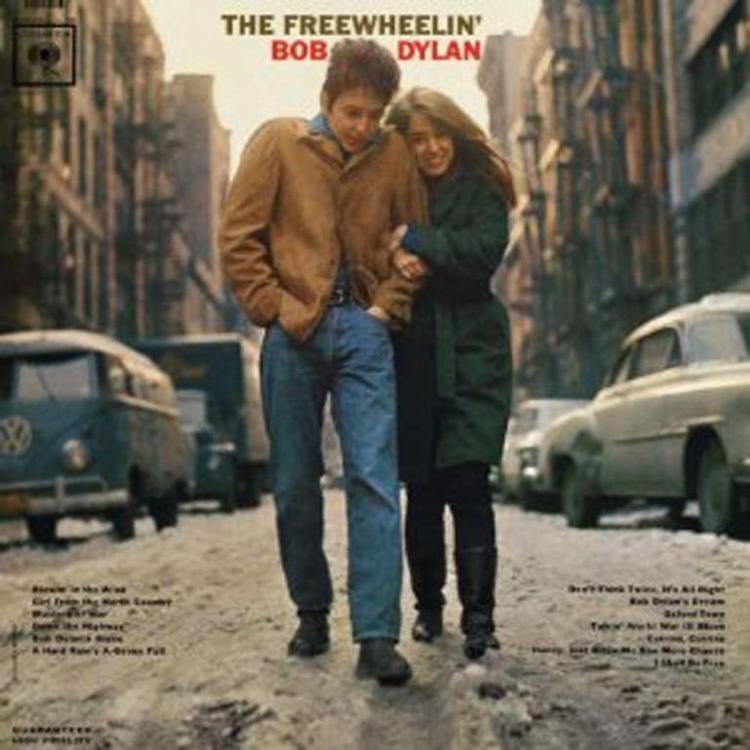 Kærestepar. Det berømte pladecover med Bob Dylan og Suze Rotolo arm i arm.  Nu er hans muse død i en alder af 67 år. 