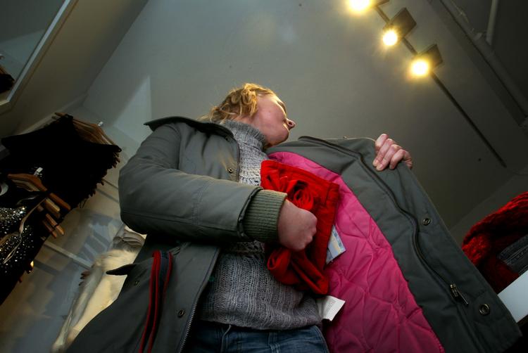 Tyveri. Hvor slemt er det at tage nogle varer i et stormagasin uden at betale? Deltag i testen. Arkivfoto / modelfoto. 