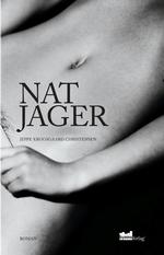 Debut. 'Natjager' folder ud i en fragmenteret jeg-fortælling med indflettede sms'er og ekspressionistiske indslag. 