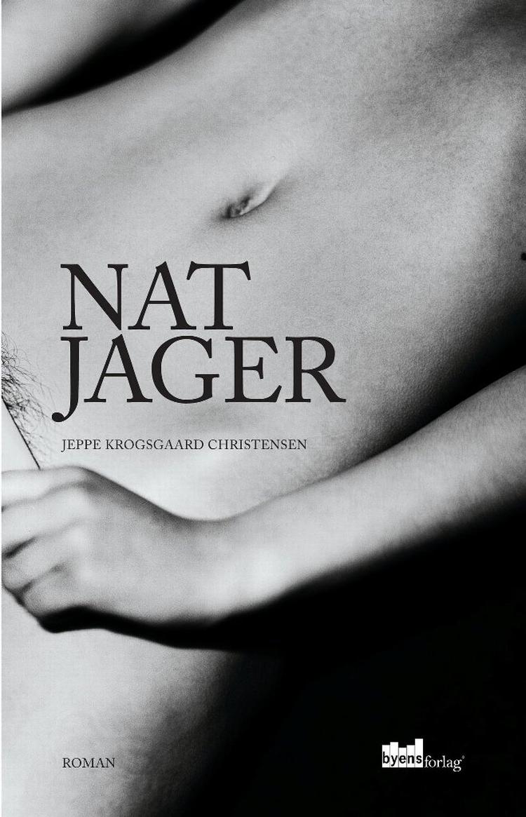 Debut. 'Natjager' folder ud i en fragmenteret jeg-fortælling med indflettede sms'er og ekspressionistiske indslag. 