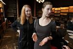Heltinder Julie og Mette reddede en ældre kvinde ud af brandende lejlighed 