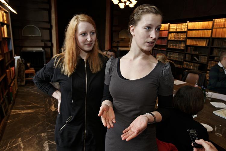 Heltinder Julie og Mette reddede en ældre kvinde ud af brandende lejlighed 