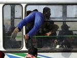 flygtningestrøm. I lørdags sprang denne egypter ind gennem et vindue for at komme med en bus, der kunne fragte ham fra grænsebyen Ras Adjir og videre ind i Tunesien. 