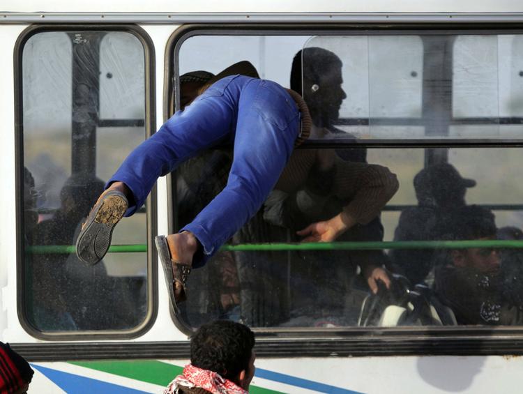 flygtningestrøm. I lørdags sprang denne egypter ind gennem et vindue for at komme med en bus, der kunne fragte ham fra grænsebyen Ras Adjir og videre ind i Tunesien. 