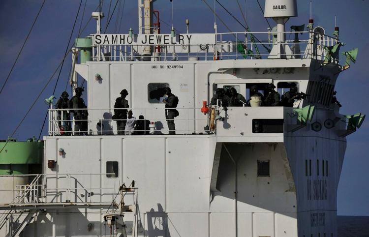 Blodigt. En af de mest dramatiske episoder fandt sted, da sydkoreanske marinesoldater i januar angreb og befriede et kapret sydkoreansk skib. Otte pirater blev dræbt, da 21 kaprede sømænd blev befriet. 