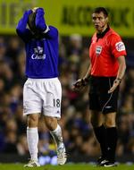 nedtur. Evertons Phil Neville græmmer sig under kampen mod Reading. Everton har været et rutsjebanehold i denne sæson, hvor flotte præstationer afløses af helt blodfattige indsatser - som mod Reading. 
