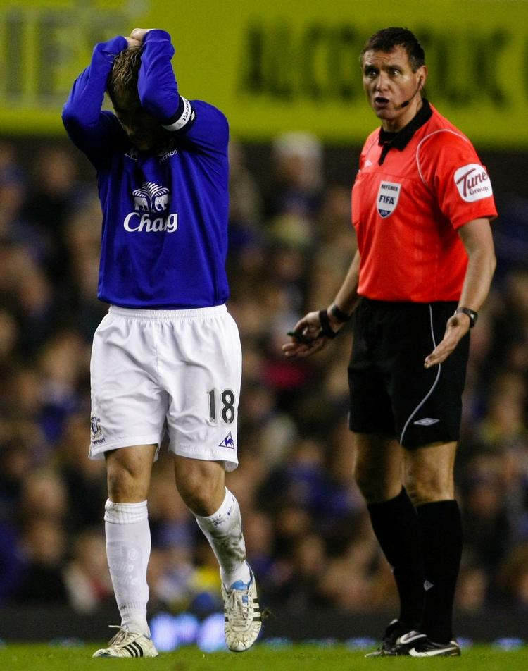nedtur. Evertons Phil Neville græmmer sig under kampen mod Reading. Everton har været et rutsjebanehold i denne sæson, hvor flotte præstationer afløses af helt blodfattige indsatser - som mod Reading. 