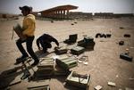 Angrebet. Ajdabiya i går. Libyske oprørere samler ammunition inde fra en militær base i byen, som lige nu er under heftigt luftbombardemant fra regeringsstyrkerne. 