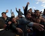 Kaos. Grænsen mellem Tunesien og Libyen i går. Desperate egyptiske gæstearbejdere prøver at få fat i noget brød, mens de venter på at komme ud af Libyen. 