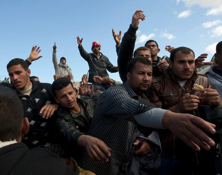 Kaos. Grænsen mellem Tunesien og Libyen i går. Desperate egyptiske gæstearbejdere prøver at få fat i noget brød, mens de venter på at komme ud af Libyen. 