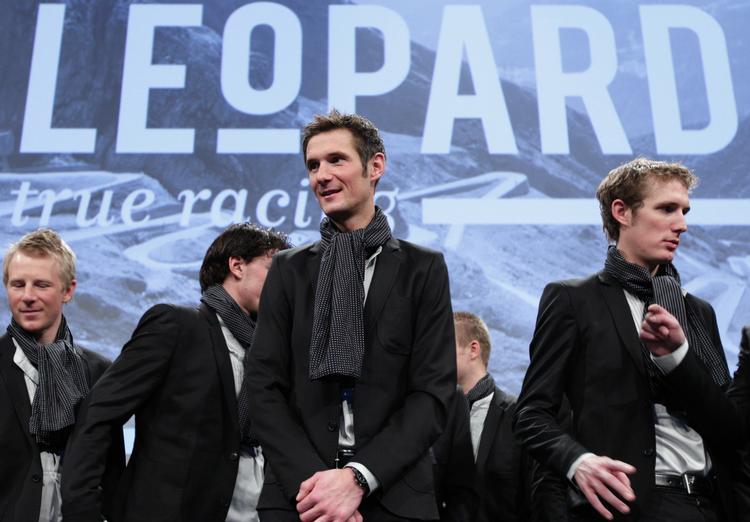 startproblemer. Fränk Schleck (midt) med bror Andy Schleck under præsentationen af Leopard Trek-holdet i Luxembourg i januar. 