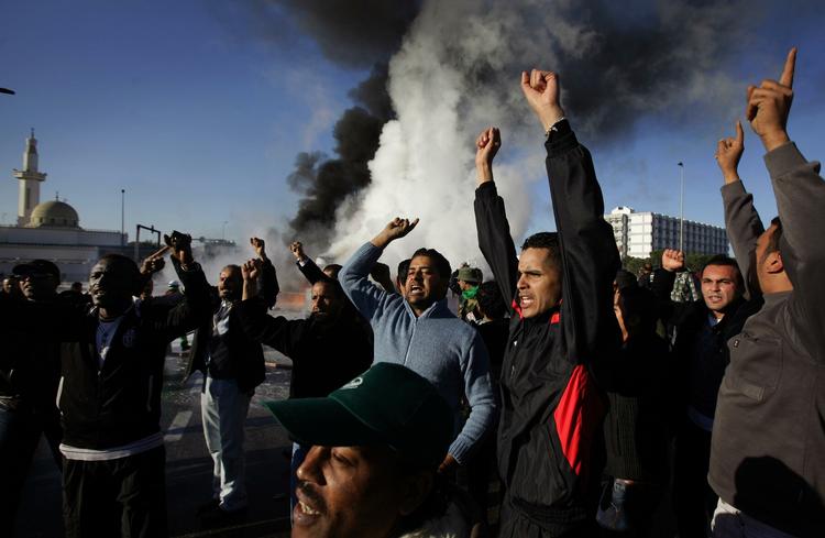 NØDRÅB. Demonstranterne i Libyen er kommet i bekneb i kampen mod diktatoren Moamar Gaddafi. 
