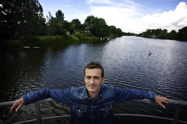 Debatbog. »Det Sverige, vi kendte for blot få år siden, er nu en saga blot. Resultatet er ekstremt. Resten er tavshed«, konkluderer Michael Jalving. 