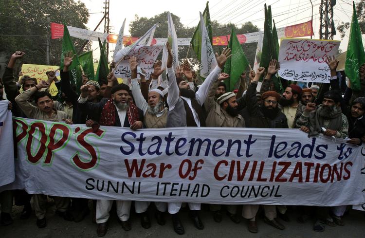 PROTEST. Vredesdemonstration mod Pave Benedict, der har opfordret de pakistanske myndigheder til at vise nåde over for Asia Bibi. 