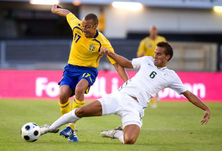 lyngby-spiller. Mitja Morec tackler svenske Henrik Larsson under en landskamp. 