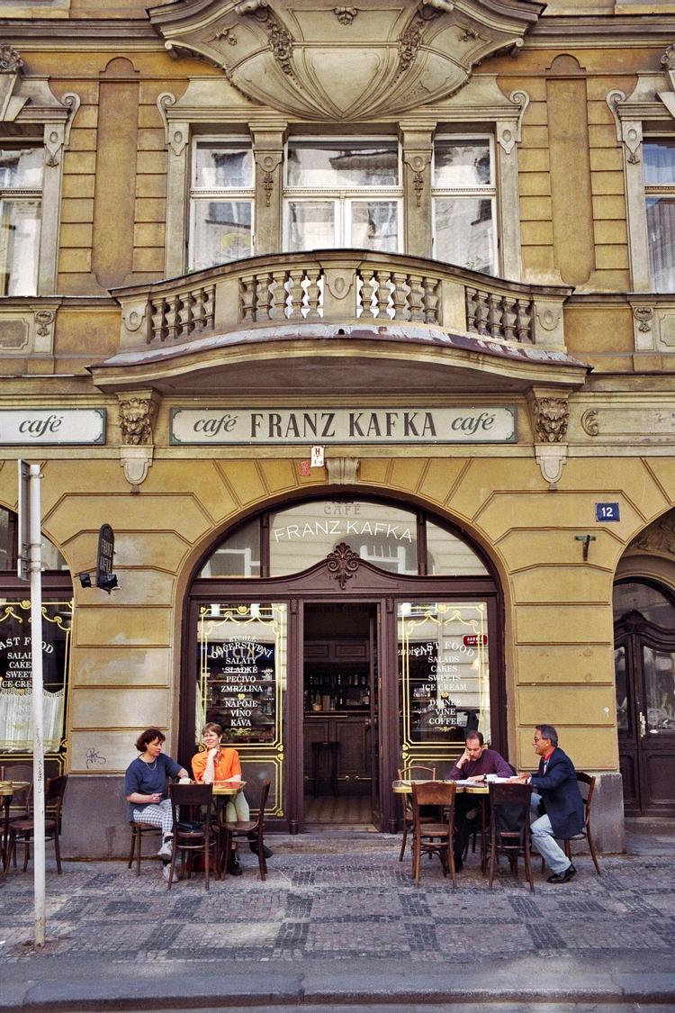 KAFKA. Litterære kendisser trækker kunder til - som her i Prag. 
