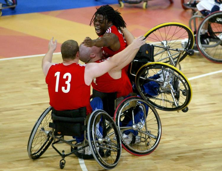 doping. Det britiske hold i kørestolsbasketball jubler efter en sejr over USA i 2004. Nu er en af briternes rollemodeller i sporten udelukket fra næste års OL på grund af dopingmisbrug. 