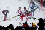 ski-guitar. Canadierne Alex Harvey (th) og Devon Kershaw fejrer guldet foran skuffede modstandere med en særpræget omgang ski-lir. 