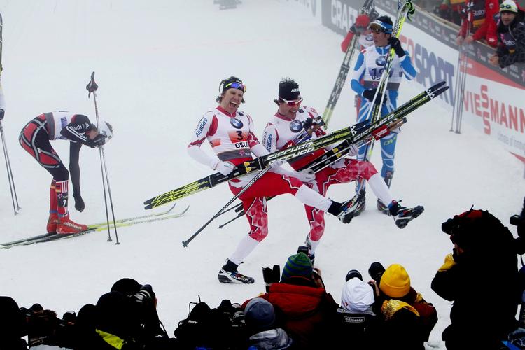 ski-guitar. Canadierne Alex Harvey (th) og Devon Kershaw fejrer guldet foran skuffede modstandere med en særpræget omgang ski-lir. 