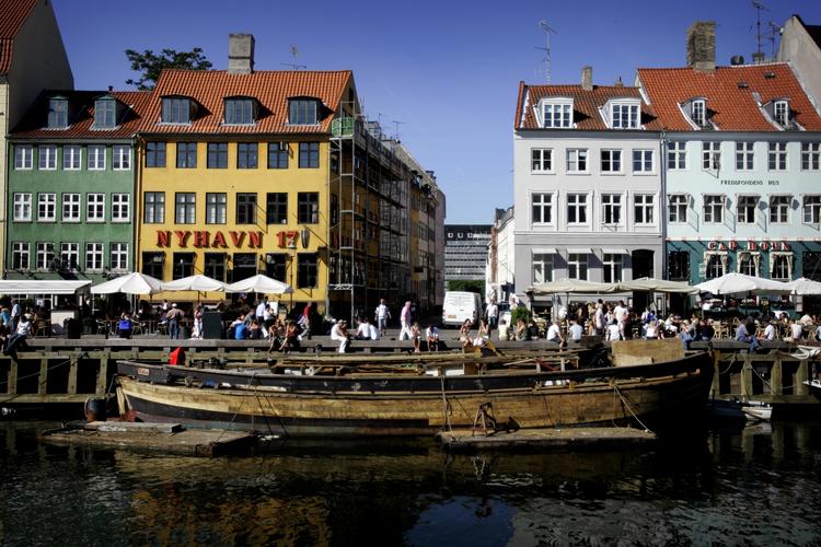 Nyhavn. Den svenske galease 'Svalen' er ikke et af de skibe, der er i skudlinjen. 