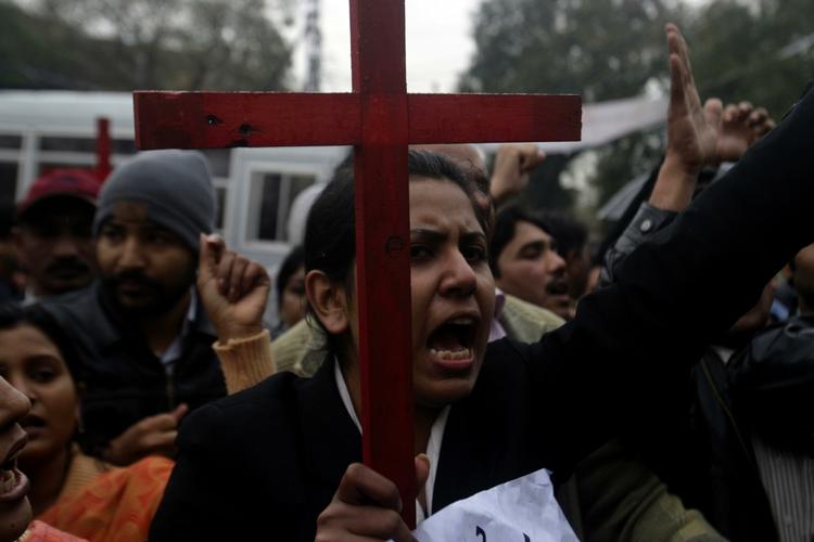 FORFØLGELSE. Demonstranter i Lahore protesterer mod drabet på minoritetsministeren 