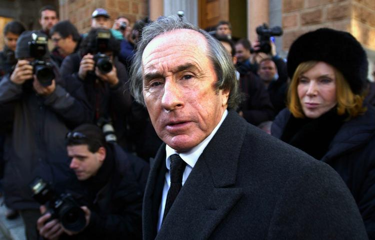 Indlagt. Jackie Stewart er blevet indlagt på hospitalet efter at smerter i brystkassen. 