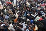 Hjem. Over 40.000 flygtninge fra Libyen er strandet i en flygtningelejr ved Tunesiens grænse. Når de taler med Politikens journalist Olav Hergel, er det første, de spørger om: Hvad sker der i Egypten, og hvad gør regeringen for, at vi kan komme hjem? 