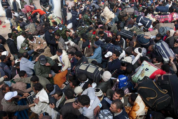 Hjem. Over 40.000 flygtninge fra Libyen er strandet i en flygtningelejr ved Tunesiens grænse. Når de taler med Politikens journalist Olav Hergel, er det første, de spørger om: Hvad sker der i Egypten, og hvad gør regeringen for, at vi kan komme hjem? 