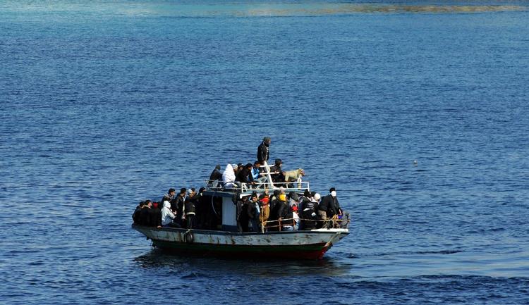 Tvetunget. Selv om EU officielt har prædiket om fundamentale frihedsrettigheder, er det nogle helt andre spilleregler, der har ligget til grund for aftalen med Libyen om at stoppe flygtningestrømmen fra den libyske kyst. Arkivfoto: Daniele La Monaca/AP 