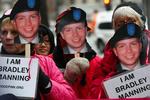 Kontroversiel. Selv om det amerikanske militær mener, at Bradley Manning har forvoldt stor skade, så er han populær i andre kredse. I januar blev der demonstreret i sympati for ham foran FBI's hovedkvarter i Washington. 