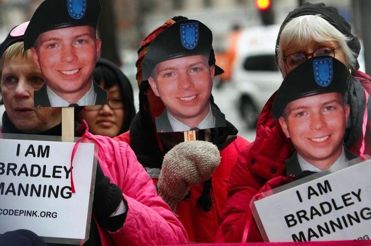 Kontroversiel. Selv om det amerikanske militær mener, at Bradley Manning har forvoldt stor skade, så er han populær i andre kredse. I januar blev der demonstreret i sympati for ham foran FBI's hovedkvarter i Washington. 