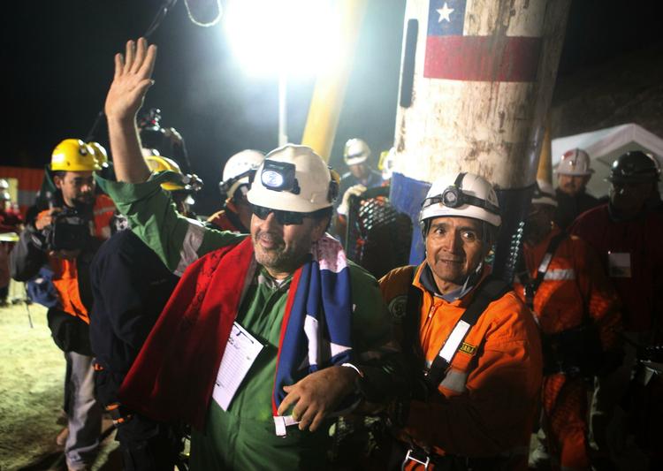 Oppe. Luis Urzua var sidste mand, der kom om af minen i Chile. 13. oktober så han dagens lys igen. 