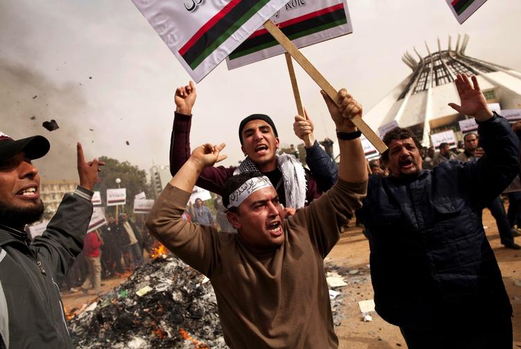 Demonstranter råder slagord mod Gaddafi i Bengazi. 