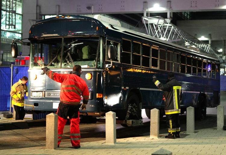 skudhuller. Militærbussen, som de amerikanske soldater stod ved, inden de blev skudt, har blandt andet skudhuller gennem ruden, hvor chaufføren skal sidde. Chaufføren blev dræbt sammen med en anden soldat. To andre er såret. 