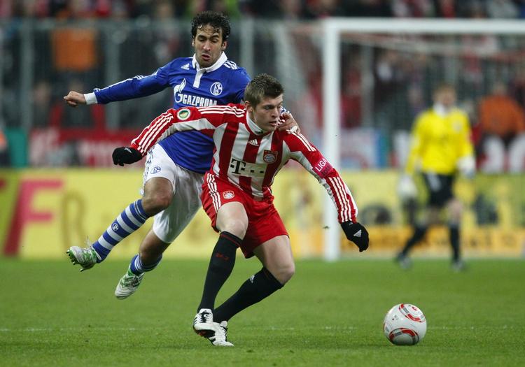 trængt. Bayern München fik endnu en nedtur i en skuffende sæson, da Raul sendte Schalke 04 videre til pokalfinalen med sejr i Bayerns egen hule. 