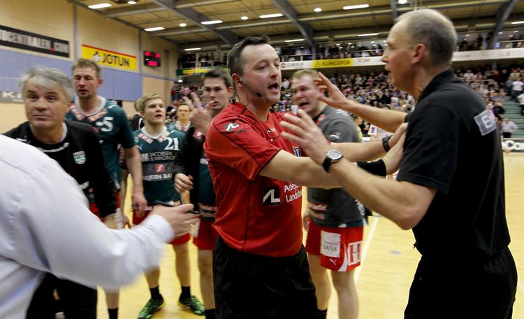 temperamenter. Hallen var i kog gennem hele kampen mellem Kolding og Skjern, men det hele fik alligevel et ekstra løft, da trænere, tidtagere og dommere skulle afgøre en mulig scoring i slutsekundet. 