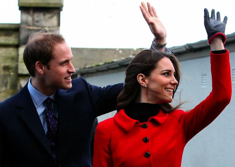 halløj. Det kommende brudepar, prins William og hans forlovede Kate Middleton, siger ja til hinanden 29. april. 