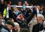 pokal. En af Manchester Citys tilhængere ser gerne, at klubben går efter pokalen i FA Cuppen. Men det er ikke klubbens førsteprioritet. 