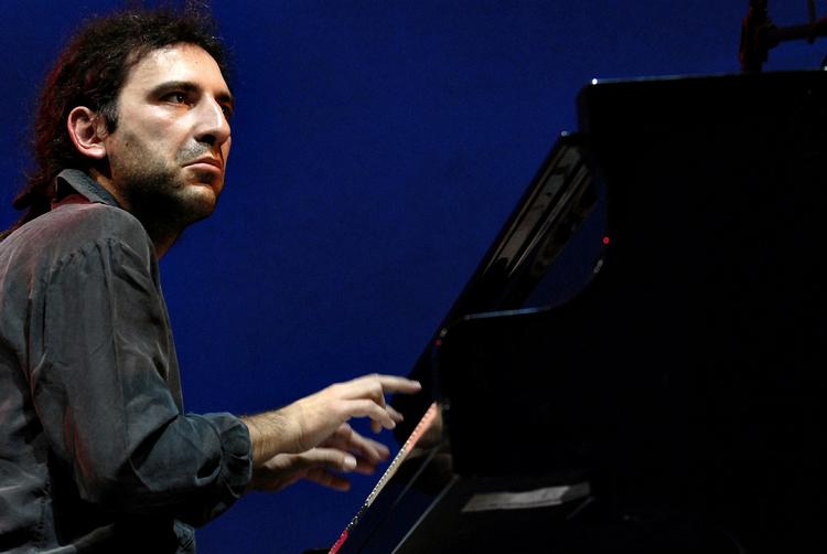 BlÅ. Solisten Stefano Bollani giver Gershwin ægte jazzkulør. 