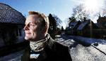 Bondesnu. Jan Gintberg er ikke blot stand-up-komiker. Han er også landmandssøn. Og det er måske derfor, hans portræt af provinsen - bedømt ud fra første afsnit - ikke er nedladende, men derimod både sobert og morsomt.