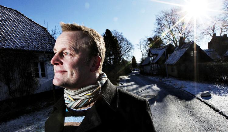Bondesnu. Jan Gintberg er ikke blot stand-up-komiker. Han er også landmandssøn. Og det er måske derfor, hans portræt af provinsen - bedømt ud fra første afsnit - ikke er nedladende, men derimod både sobert og morsomt.