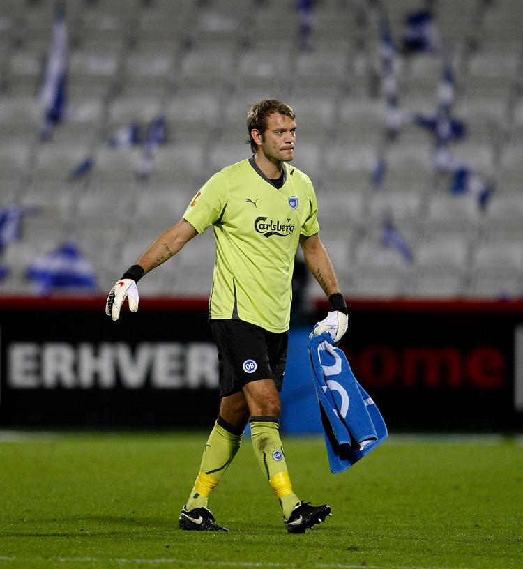 afgang. Først forlod Roy Carroll OB under stor ståhej, men der var trods alt mindre opmærksomhed, da den nordirske målmand måtte forlade en reserveholdskamp i England. 