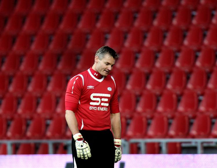 GARDERING. Hvis en af landsholdets to målmænd går i stykker under opvarmning til kampen mod Sydkorea i morgen, skal Esbjerg-keeper Lars Winde være klar til at træde til. 
