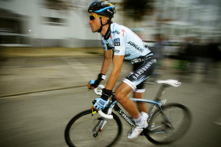 duel. Bjarne Riis' spanske es, Alberto Contador, bliver udsat for en tidlig test i et spansk løb. 